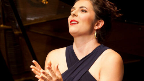 LA SOPRANO MAGALI SIMARD-GALDÈS : D’ÉLÉGANCE, DE SPONTANÉITÉ ET D’AISANCE